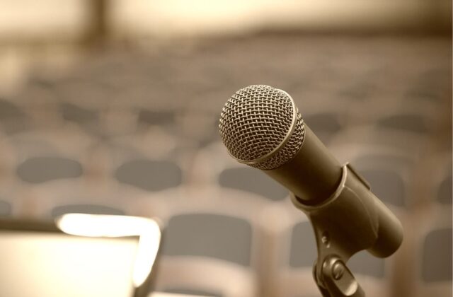 mikrofon na tle sali konferencyjnej
