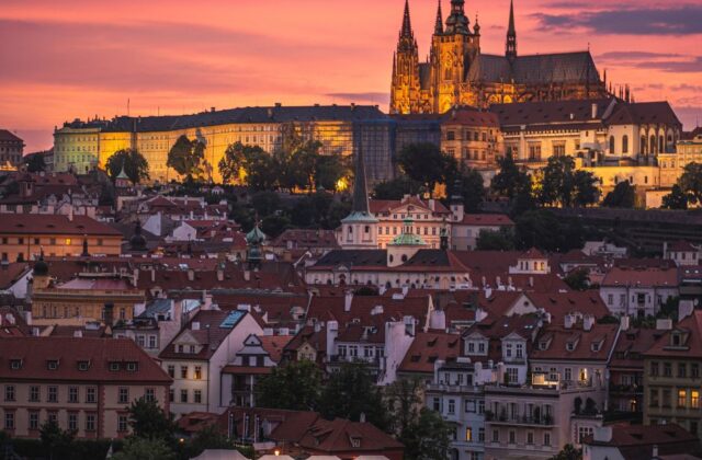 Czeska Praga o zachodzie słońca