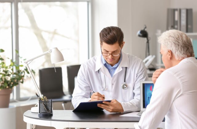 Mężczyzna siedzący w gabinecie lekarskim