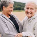 dwie kobiety seniorki uśmiechające się
