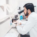 mężczyzna w laboratorium diagnostycznym
