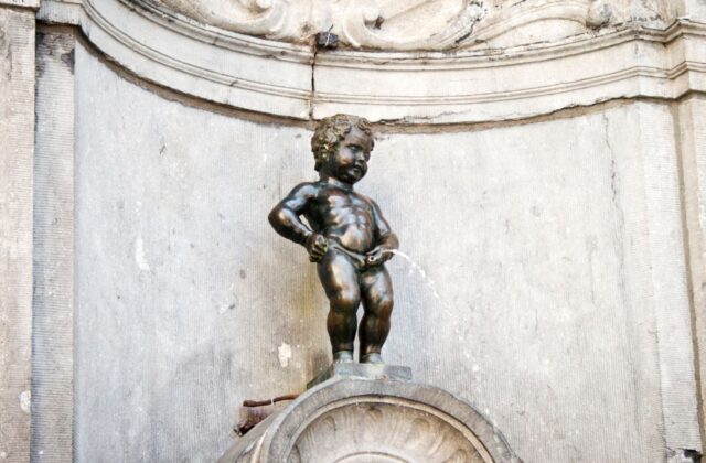 Figurka Manneken Pis w Brukseli