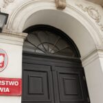 Wejście do budynku Ministerstwa Zdrowia