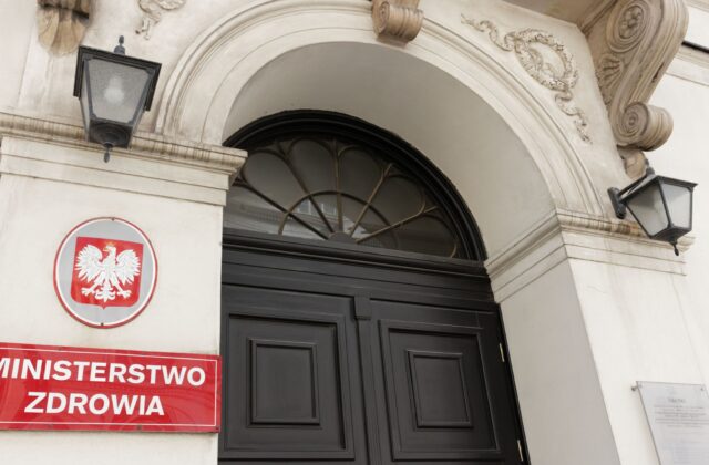 Wejście do budynku Ministerstwa Zdrowia
