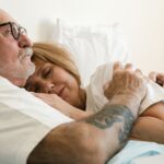 kobieta i mężczyzna przytuleni do siebie w łóżku