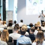 Ludzie w sali konferencyjnej