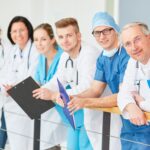 grupa lekarzy stojąca przy barierce