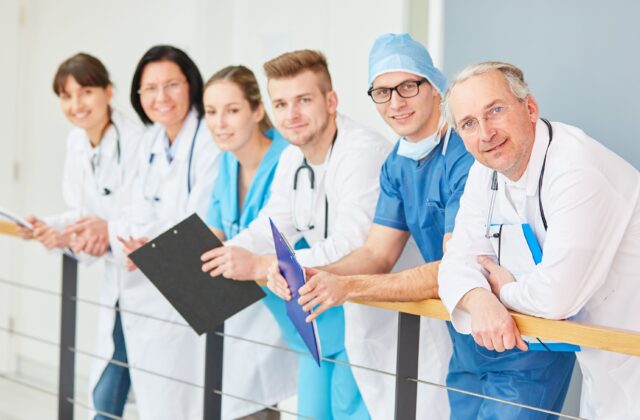 grupa lekarzy stojąca przy barierce