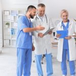 Grupa lekarzy analizujących sytuację