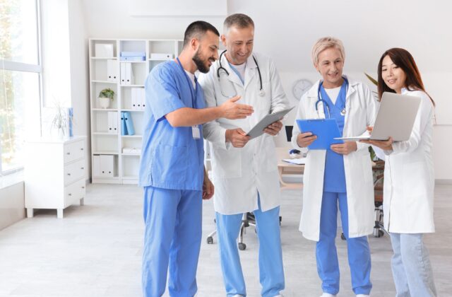 Grupa lekarzy analizujących sytuację