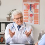 Pacjent siedzący w gabinecie urologicznym