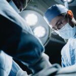 chirurdzy na sali operacyjnej