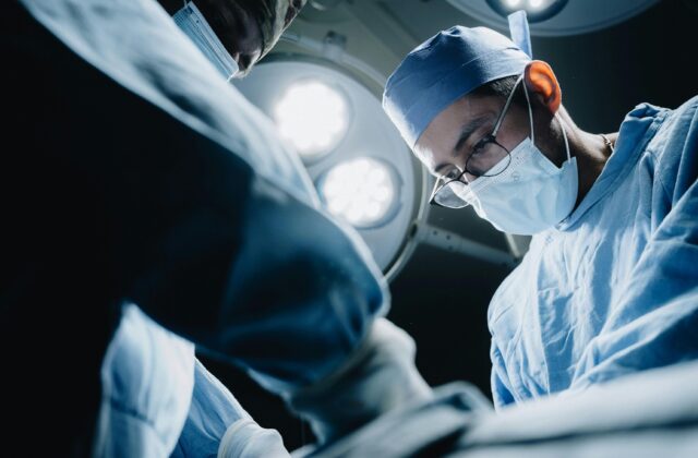 chirurdzy na sali operacyjnej